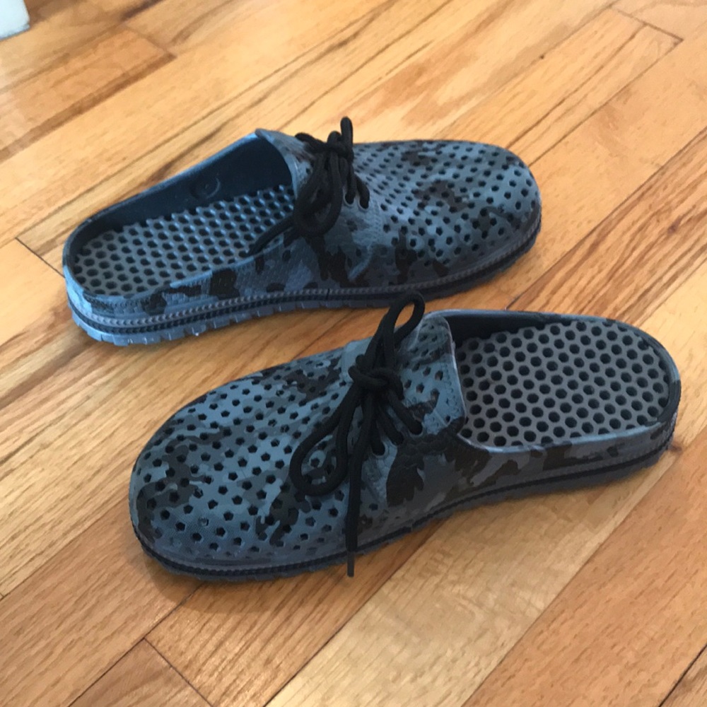 Croc slip on’s